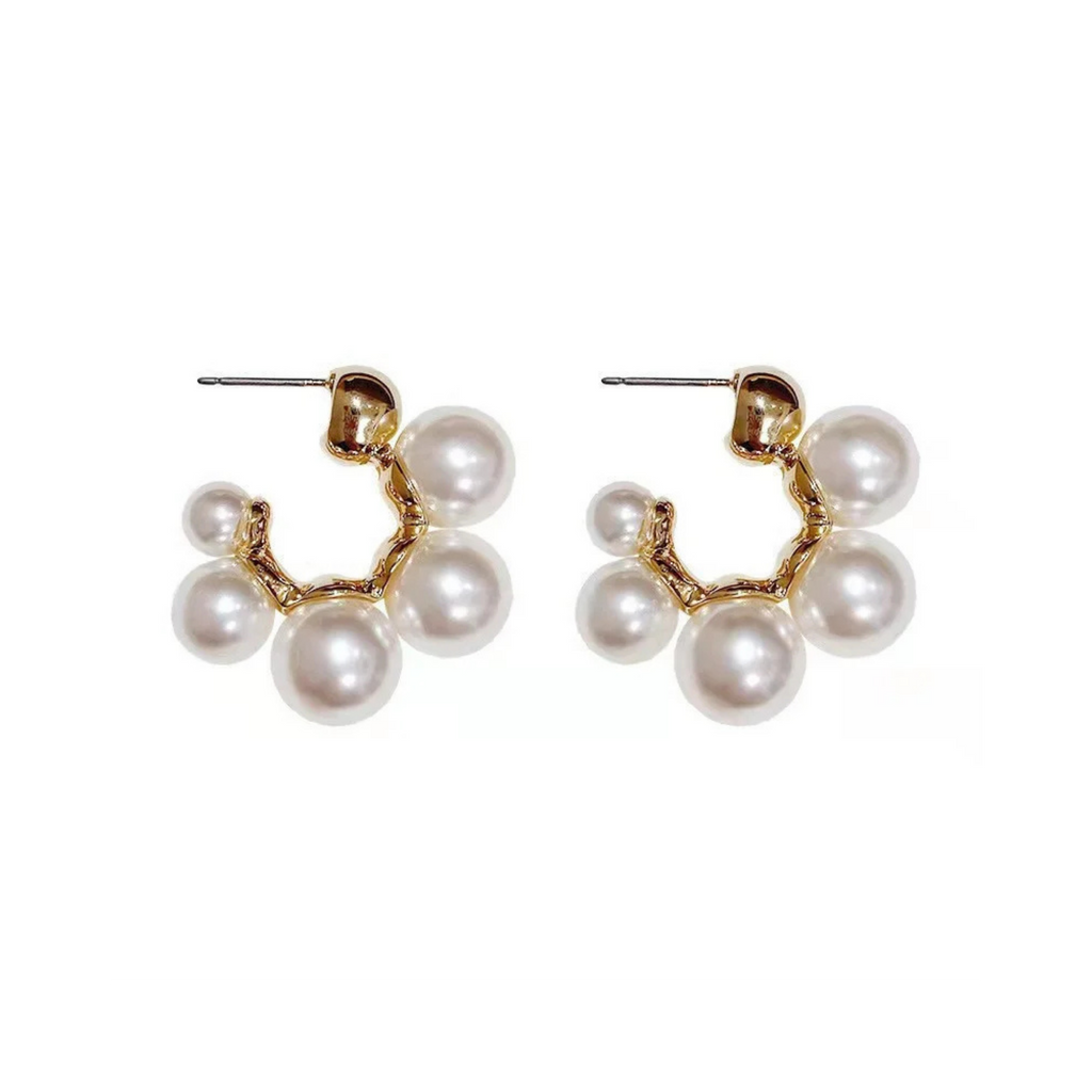 Orecchini Cerchio Dorato con Perle Eleganti - NobleHeritageCharms